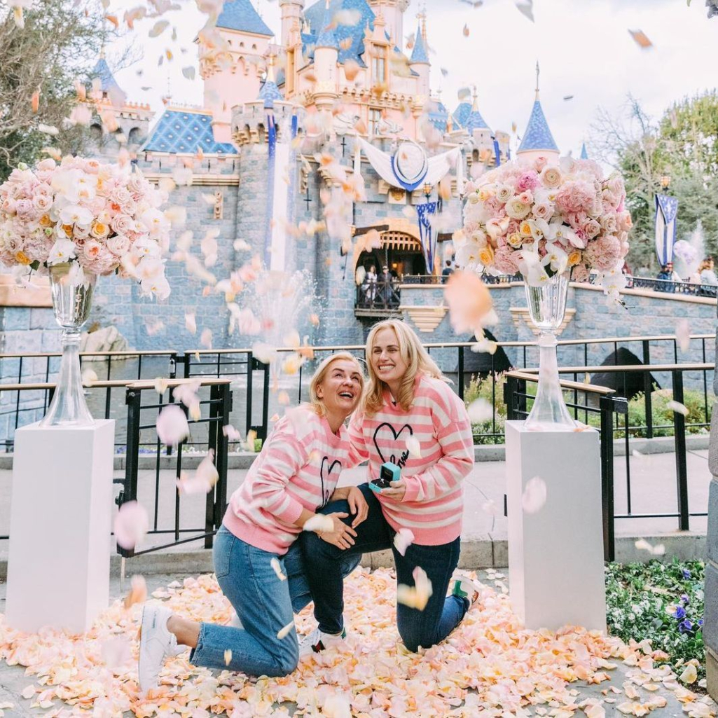 Η Rebel Wilson έκανε πρόταση γάμου στη σύντροφό της στη Disneyland: «Είπαμε ΝΑΙ!»