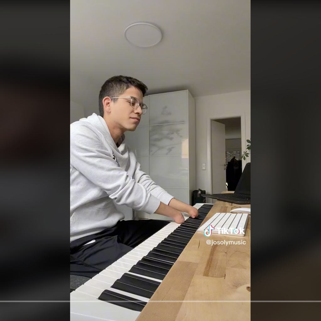 Πιανίστας με αναπηρία χεριών μαγεύει το TikTok: «Πιστεύω πως η μουσική μπορεί να θεραπεύσει τους ανθρώπους»
