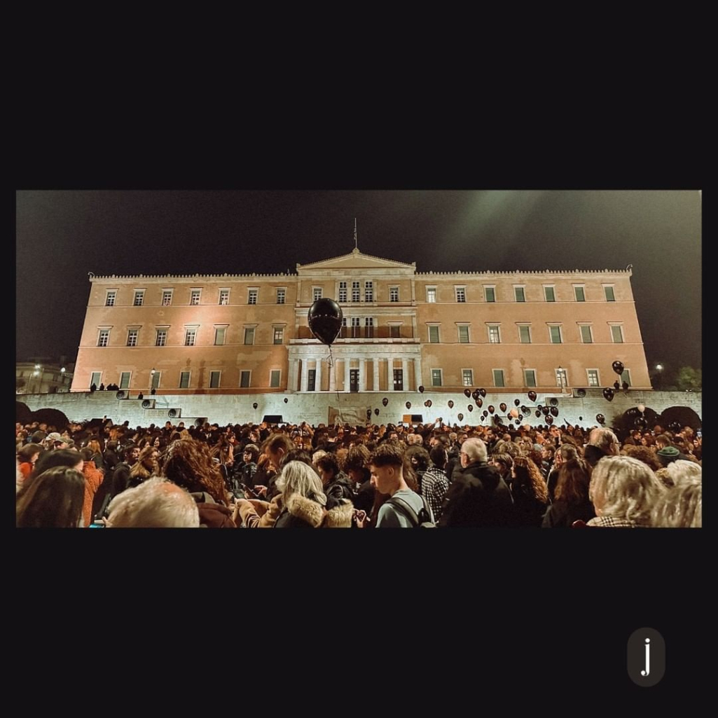 Τέμπη: Οι εικόνες που ξεχώρισαν από το μεγάλο συλλαλητήριο στο Σύνταγμα