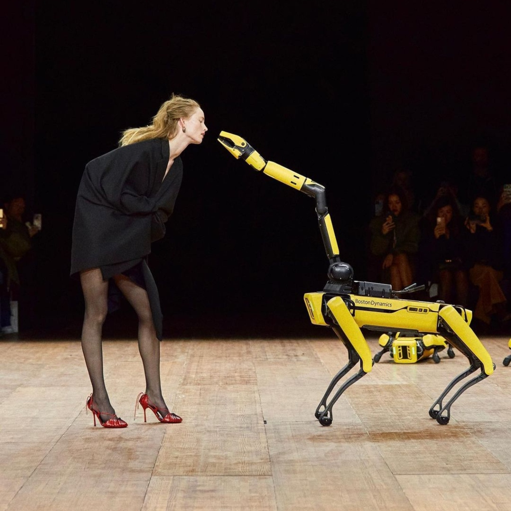 Coperni: Μοντέλα και ρομπότ μοιράστηκαν το catwalk σε ένα φουτουριστικό σόου, που έκοψε την ανάσα