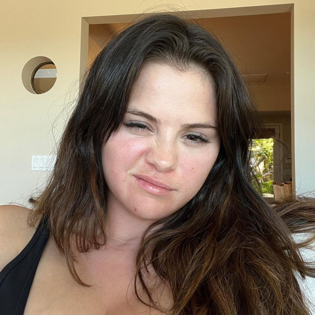 H Selena Gomez ποστάρει άφιλτρες selfies, αναφέρεται στη Miley Cyrus και δεν έχει όρεξη για drama 