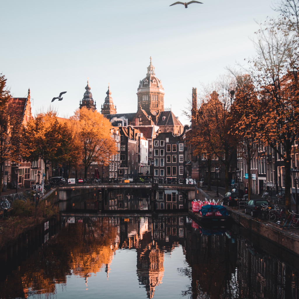 Το Άμστερνταμ δεν αντέχει άλλο τους single Βρετανούς: «Αν θέλετε έξαλλα βράδια, μείνετε μακριά»