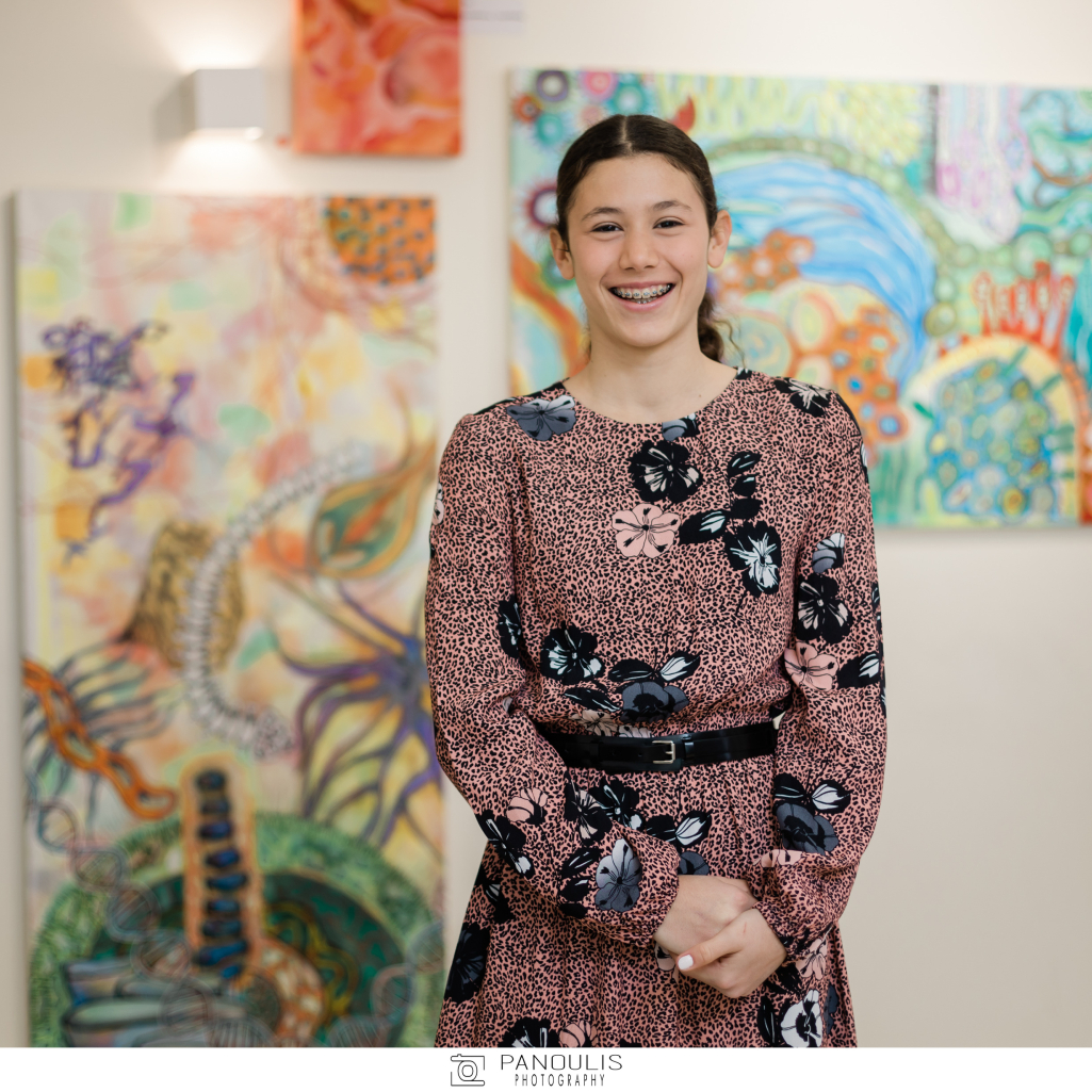 H 16χρονη Θέκλης Καμπάνη δημιουργεί έργα τέχνης εμπνευσμένα από τη Μικροβιολογία, για να βοηθήσει τα παιδιά με καρκίνο