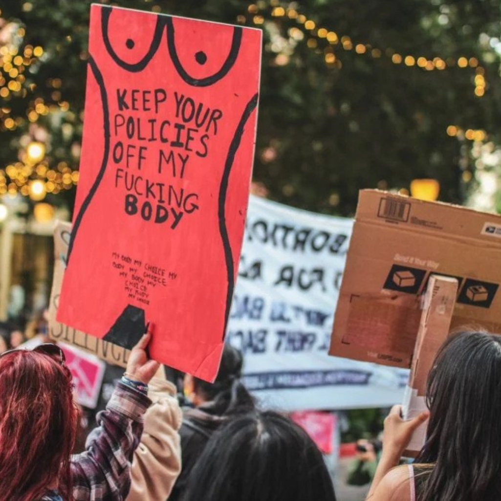 Ευρωβουλή: Αφαιρεί βίντεο για την Ημέρα της Γυναίκας που προέβαλε διαδήλωση κατά των αμβλώσεων