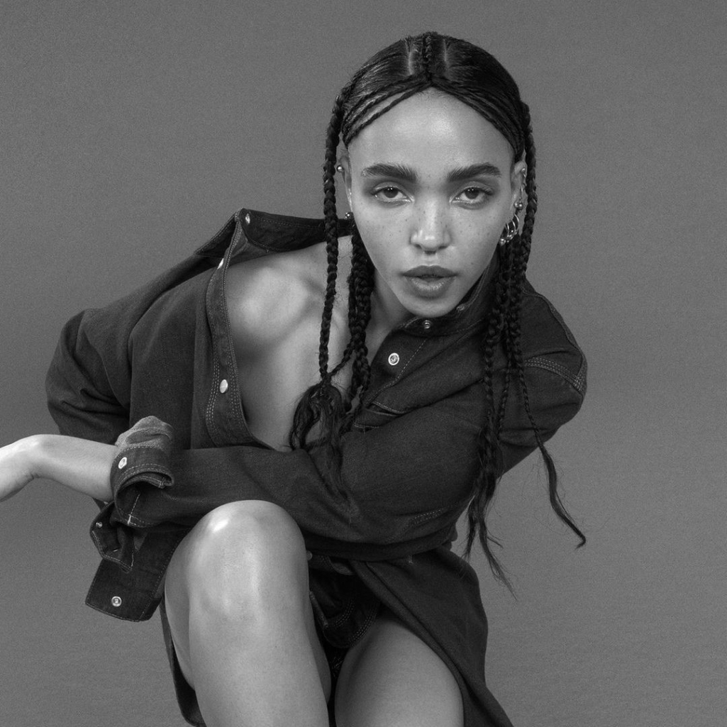 Η FKA Twigs «ξεγυμνώνεται»  ψυχικά στη νέα καμπάνια της Calvin Klein