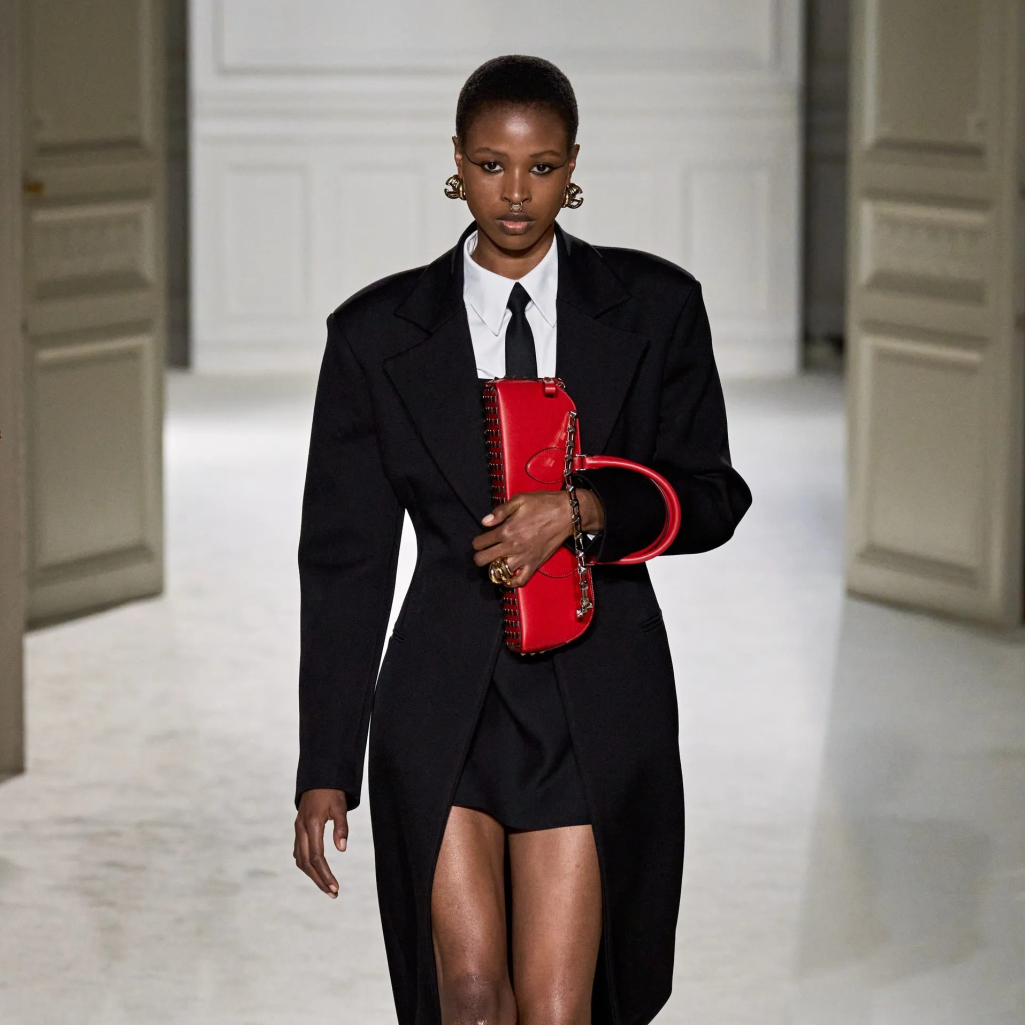 Paris Fashion Week: Από τις ψευδαισθήσεις της Loewe μέχρι το διαφορετικό "black tie event" του Valentino