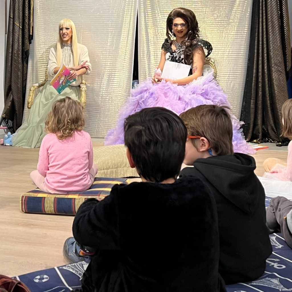 Fairy Days: Ακούσαμε παραμύθια από drag queens, και μπορούμε να το εξηγήσουμε στα παιδιά σας
