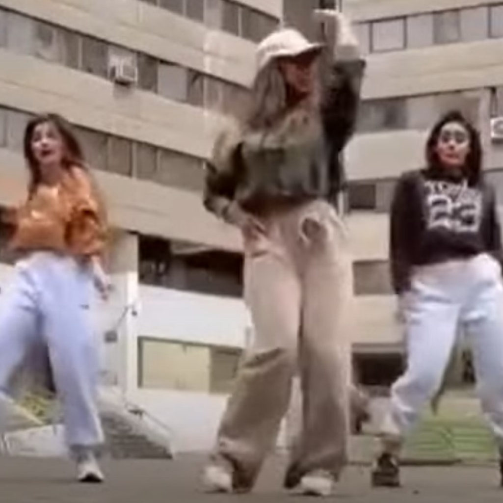 Ιράν: 5 κορίτσια πετούν τις μαντίλες και χορεύουν Selena Gomez λίγο πριν τη σύλληψή τους