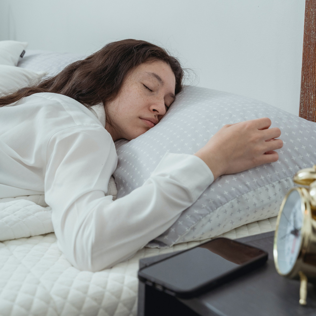 Δυσκολεύεσαι να αποχωριστείς το κινητό σου το βράδυ; Έχουμε τη λύση και ένα tip για πιο ποιοτικό ύπνο