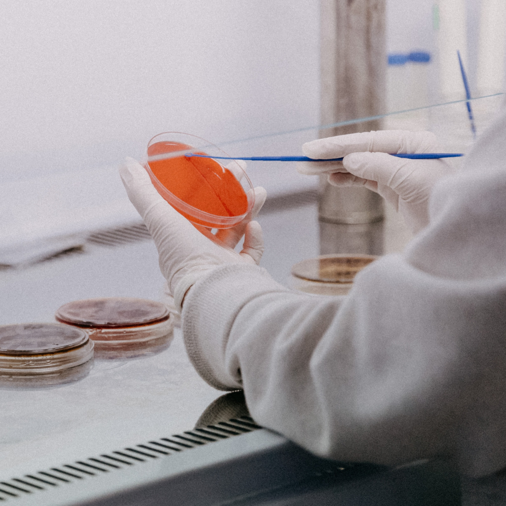 FBI: «Πολύ πιθανό» η πανδημία covid-19 να οφείλεται σε διαρροή από εργαστήριο της Γουχάν