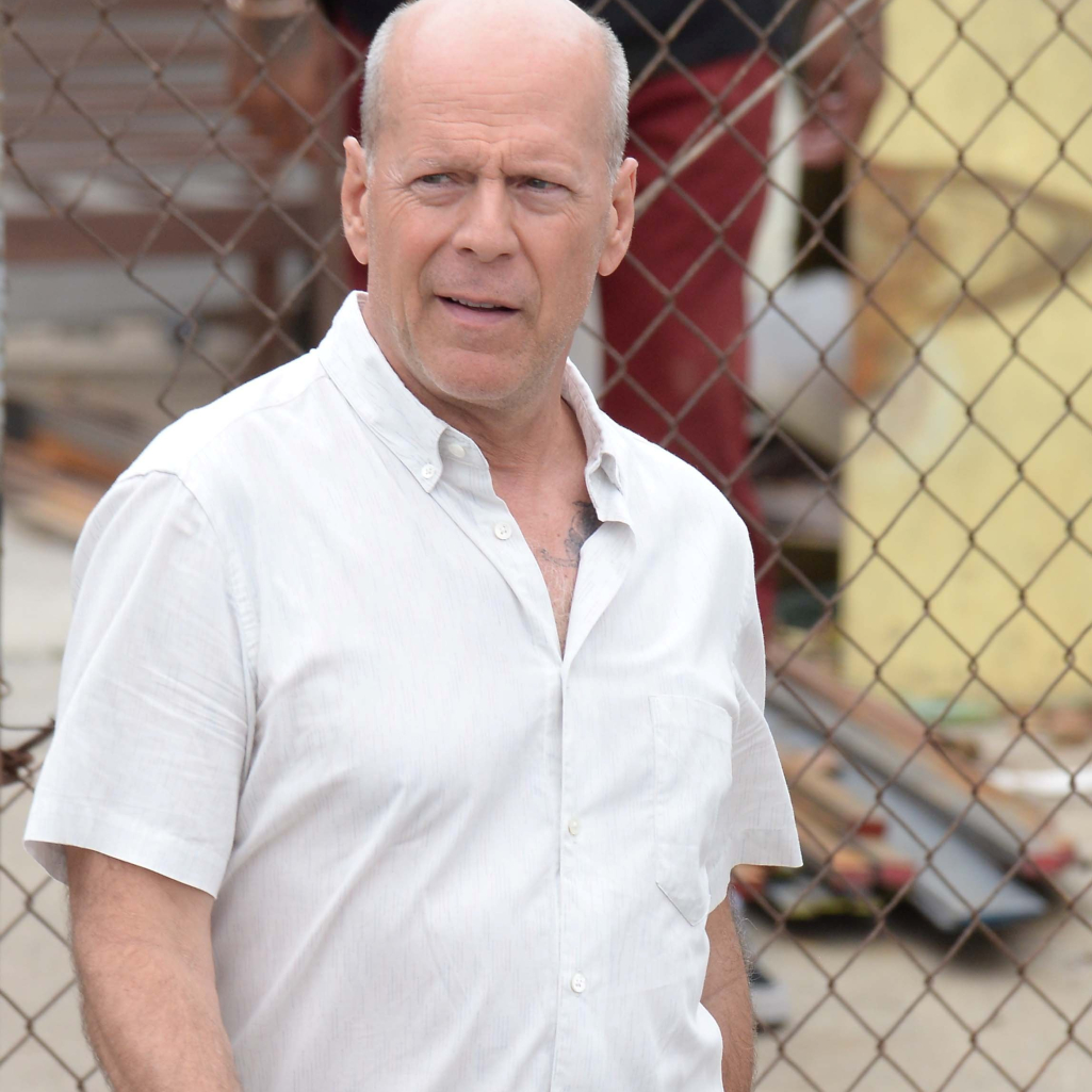 H σύζυγος του Bruce Willis κάνει έκκληση στους παπαράτσι: «Μην του φωνάζετε στον δρόμο» 