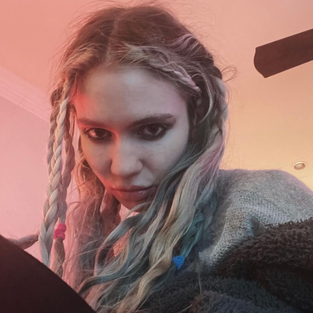 Grimes: «Μπορείτε να αντιγράψετε τη φωνή μου μέσω Τεχνητής Νοημοσύνης και να μοιραστούμε τα δικαιώματα»