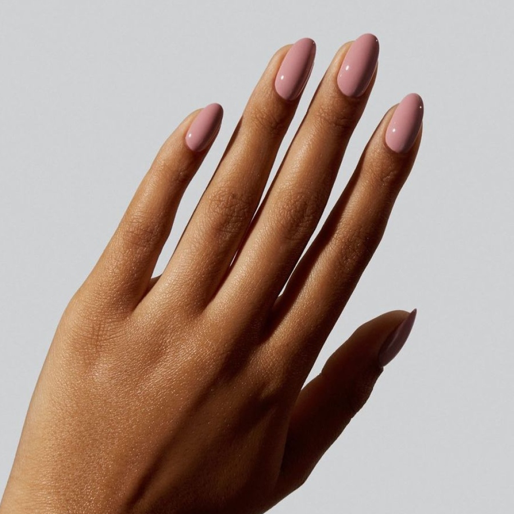 Strawberry Milk Nails: Το πιο κομψό trend και το τέλειο manicure για το Πάσχα