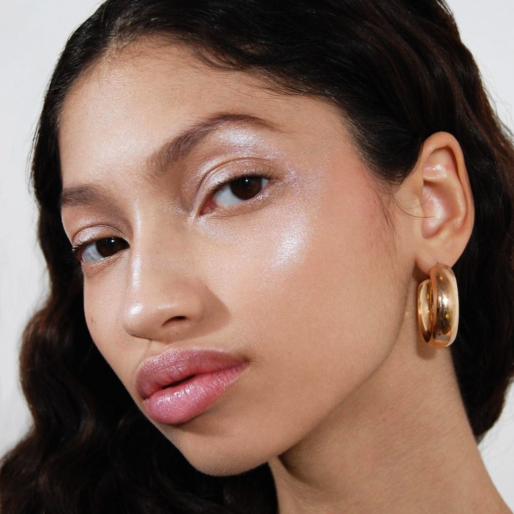 Chrome Makeup: Ο πιο cool τρόπος να φορέσεις τις μεταλλικές σκιές την άνοιξη