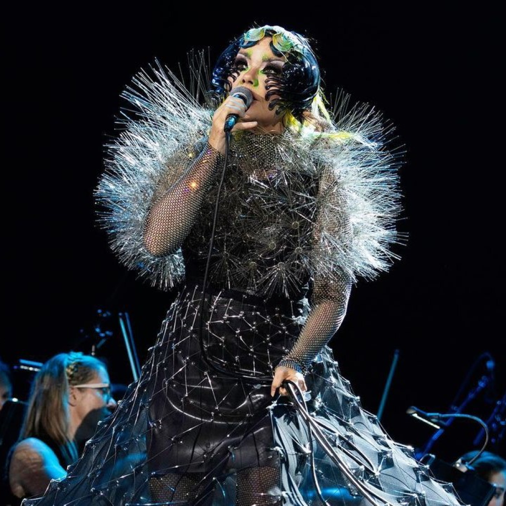 Coachella: Η Björk αποτέλεσε μια οάση αισθητικής με τα experimental looks της