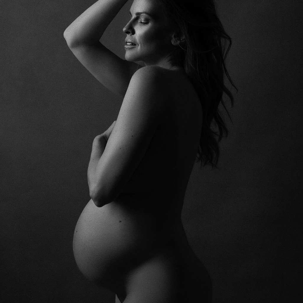 Η Hilary Swank ποζάρει γυμνή σε ασπρόμαυρες λήψεις λίγο πριν αποκτήσει τα δίδυμα μωρά της