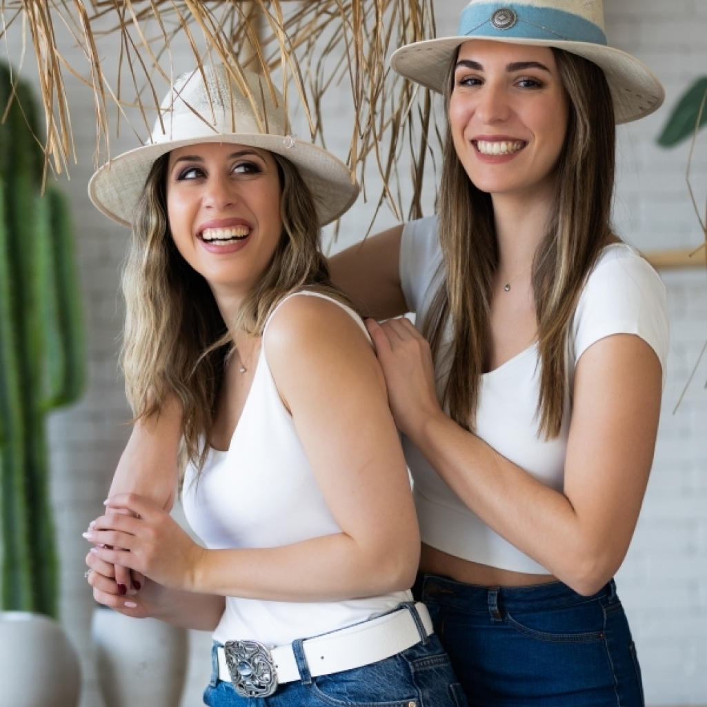 Chrisma: Η Χριστιάννα και η Μαριλίνα μας συστήνουν τη σύγχρονη εκδοχή των καπέλων και εξηγούν πώς το πάθος τους, έγινε επάγγελμα