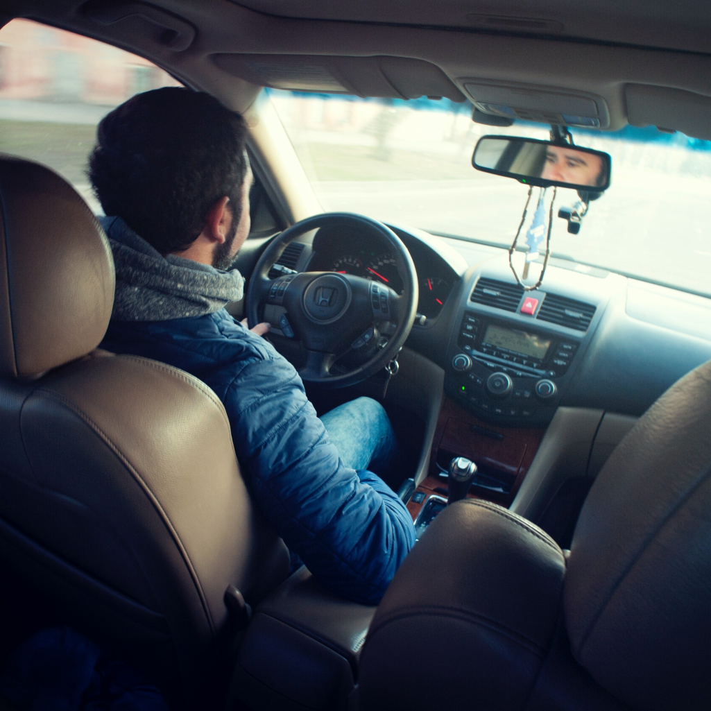 5 πράγματα που δεν πρέπει να κάνεις πότε μέσα στο αυτοκίνητο