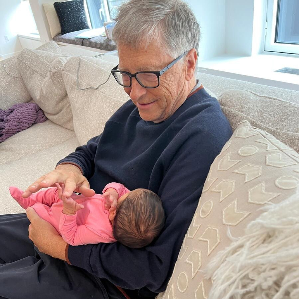 Ο Bill Gates στην πρώτη φωτογραφία με το εγγόνι του: «Ανυπομονώ να σε δω να ανακαλύπτεις τον κόσμο»
