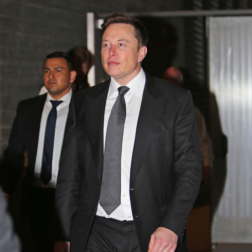 Ο Elon Musk λέει πως ήταν «επίπονο» να κάνει μαζικές απολύσεις στο Twitter, σε μια απρόσμενη συνέντευξη στο BBC