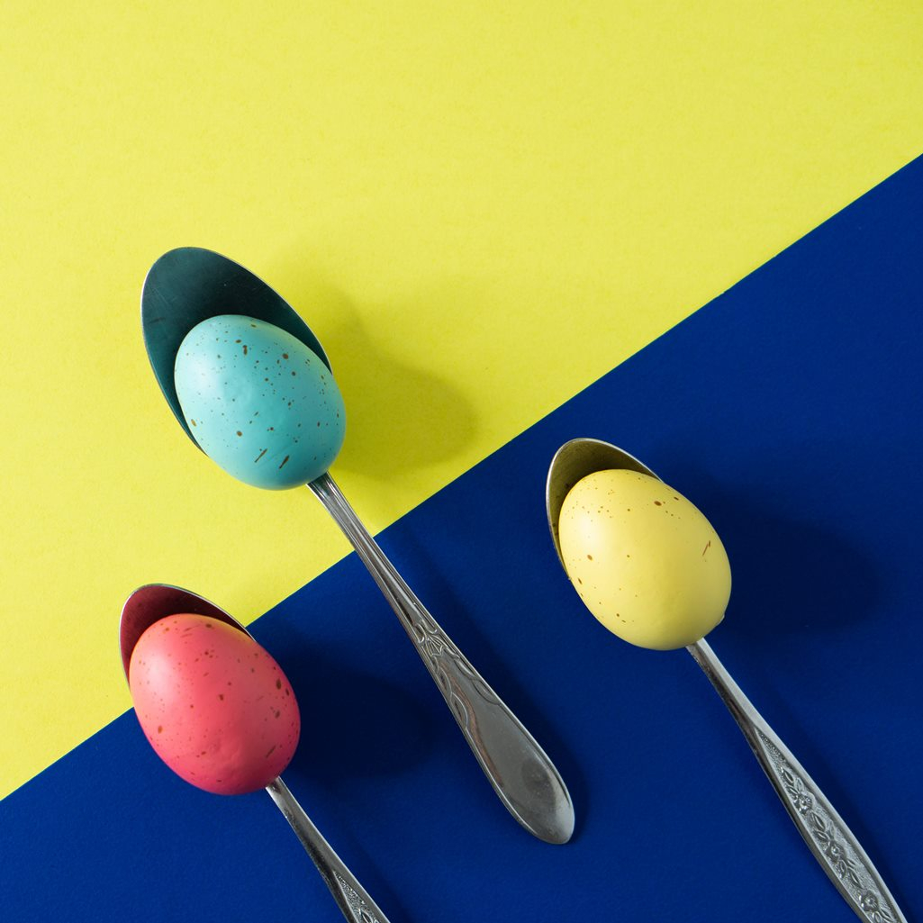 Πώς να βάψετε τα πασχαλινά αυγά χρησιμοποιώντας υλικά που έχετε ήδη στην κουζίνα σας