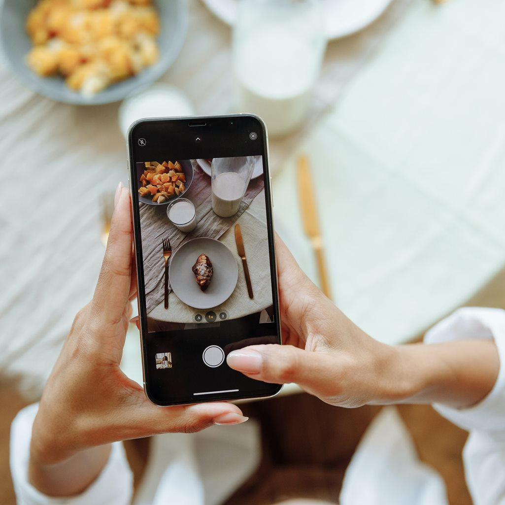 Πώς το Instagram σε κάνει να τρως περισσότερο πρόχειρο φαγητό (και πώς να το σταματήσεις)
