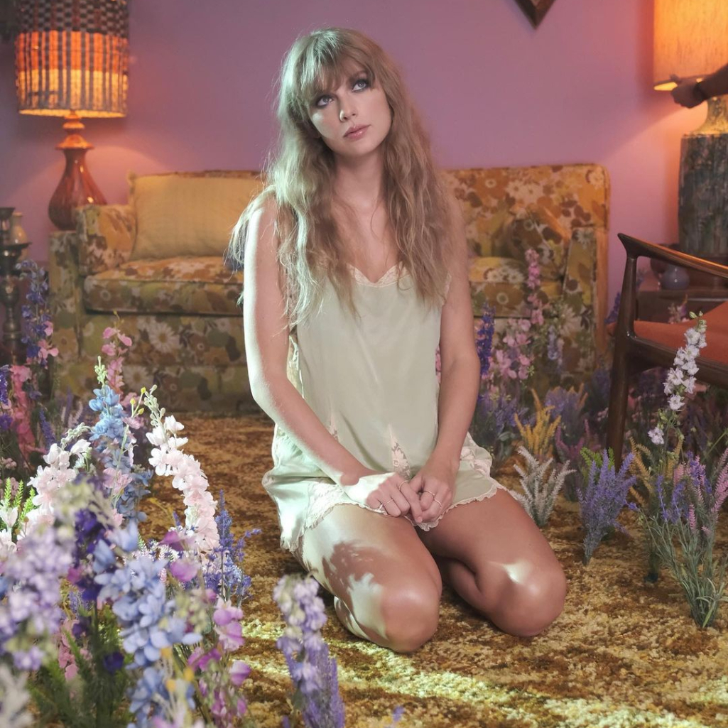Οι fans της Taylor Swift θρηνούν για τον χωρισμό της και αφήνουν λουλούδια στο παλιό της σπίτι