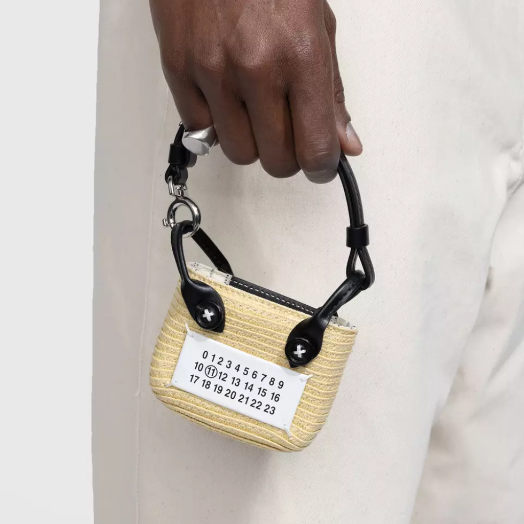 Maison Margiela: Η νέα super mini τσάντα του δεν χωράει σχεδόν τίποτα