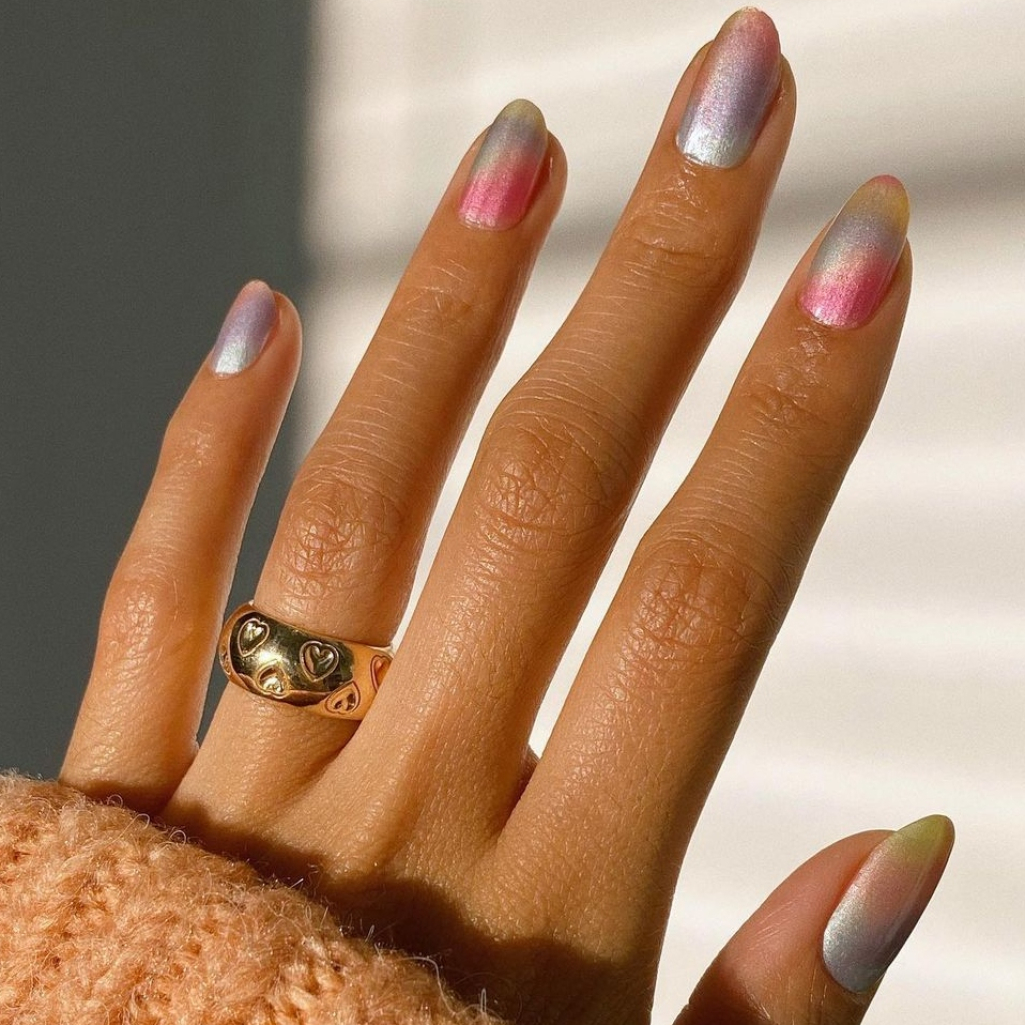 Νύχια: Το TikTok έχει εμμονή με τα #watercoloralnails και αξίζει να τα δοκιμάσεις