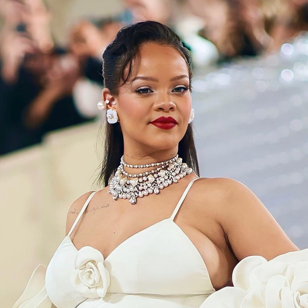 Αυτή είναι η απόχρωση κραγιόν που φόρεσε η Rihanna στο Met Gala (θα τη λατρέψεις κι εσύ)