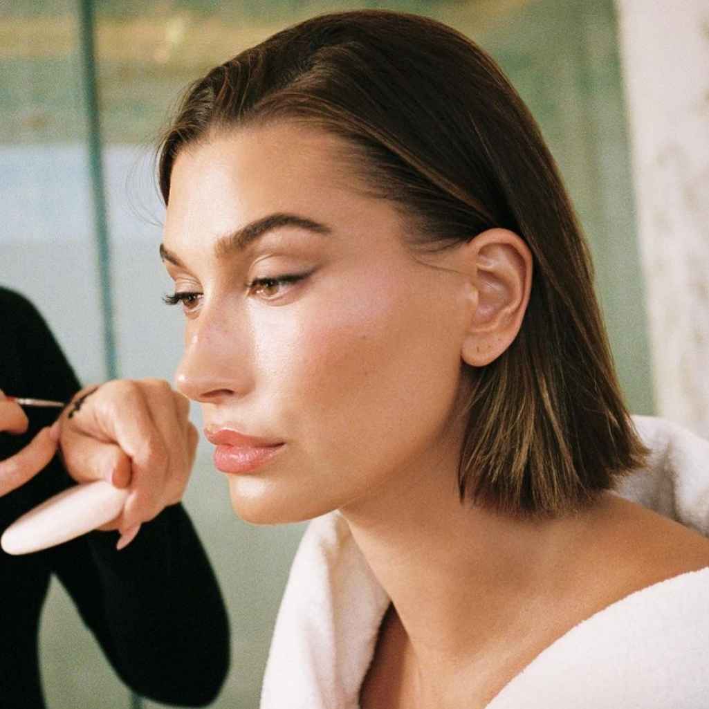 Hailey Bieber: Όλα τα βήματα που ακολουθεί για λαμπερό δέρμα