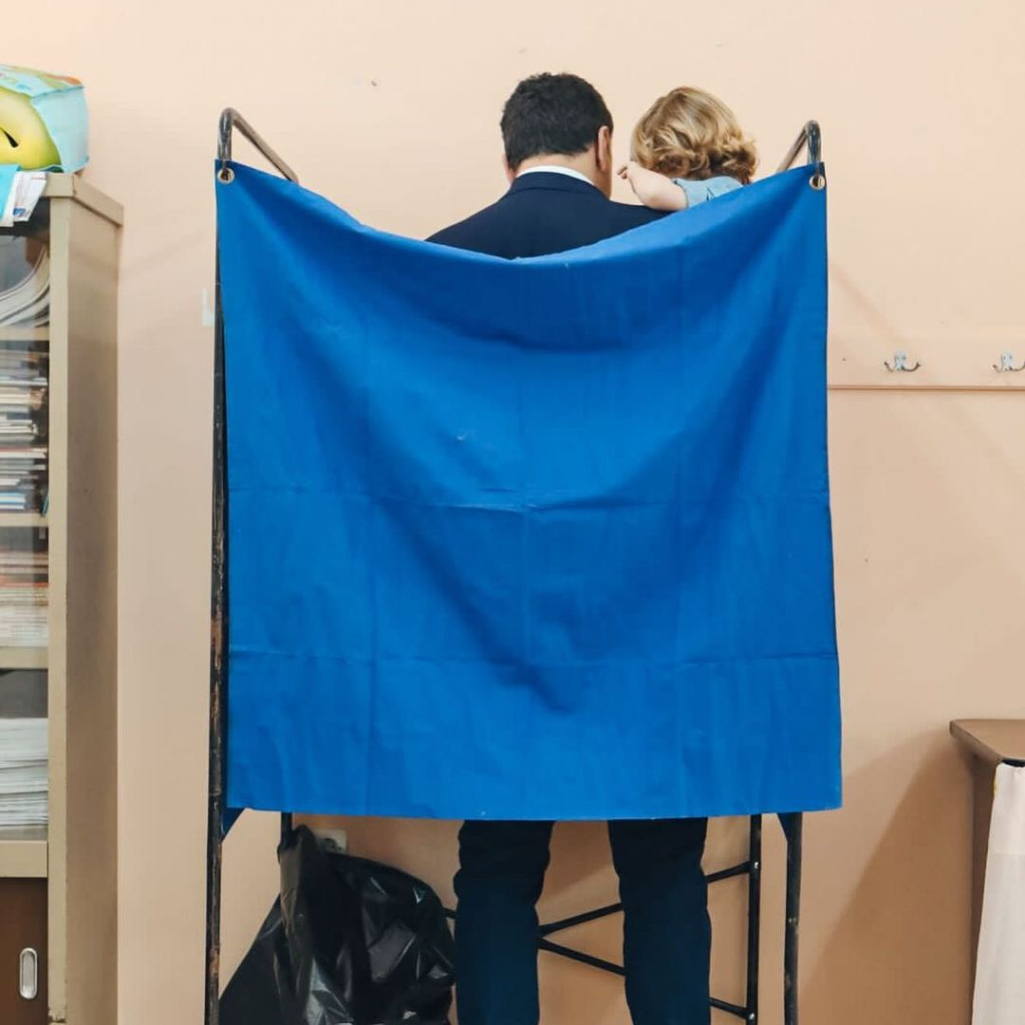 Εκλογές 2023: Αγκαλιά με τον γιο του ψήφισε ο Βασίλης Κικίλιας στα Πετράλώνα