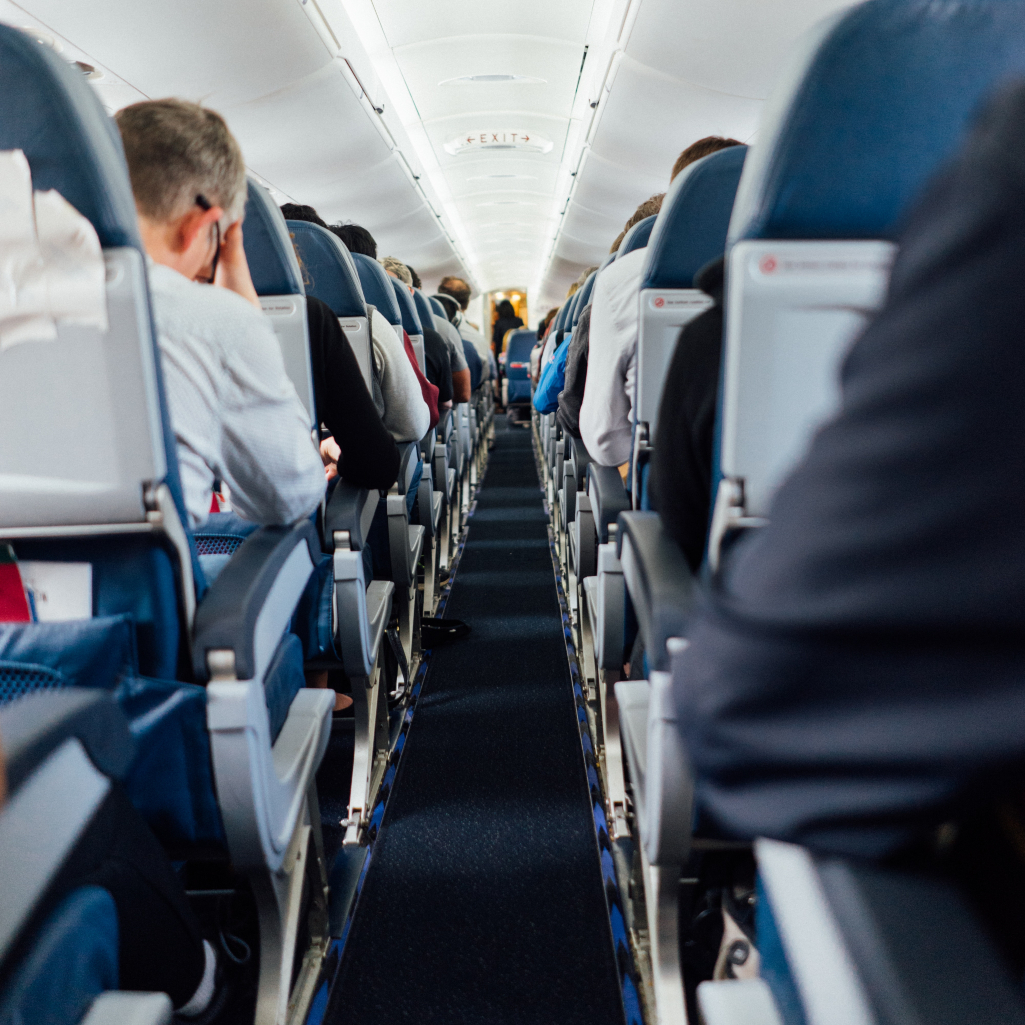 Το «ανήθικο life hack»: Τι να κάνεις όταν ο μπροστινός σου στο αεροπλάνο, ξαπλώνει τη θέση του πάνω σου