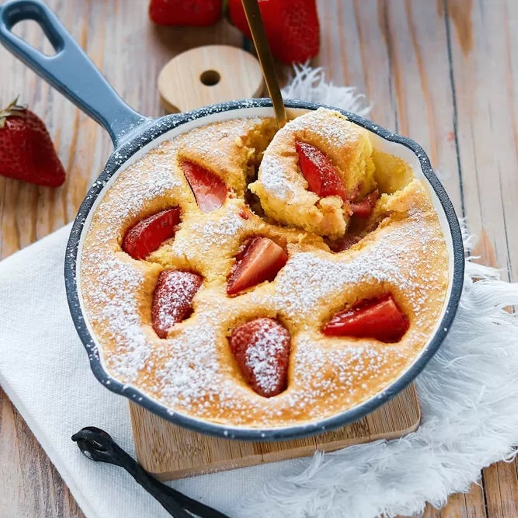 Κλαφουτί με φράουλες: Το πανεύκολο γαλλικό γλυκό που κυριολεκτικά λιώνει στο στόμα