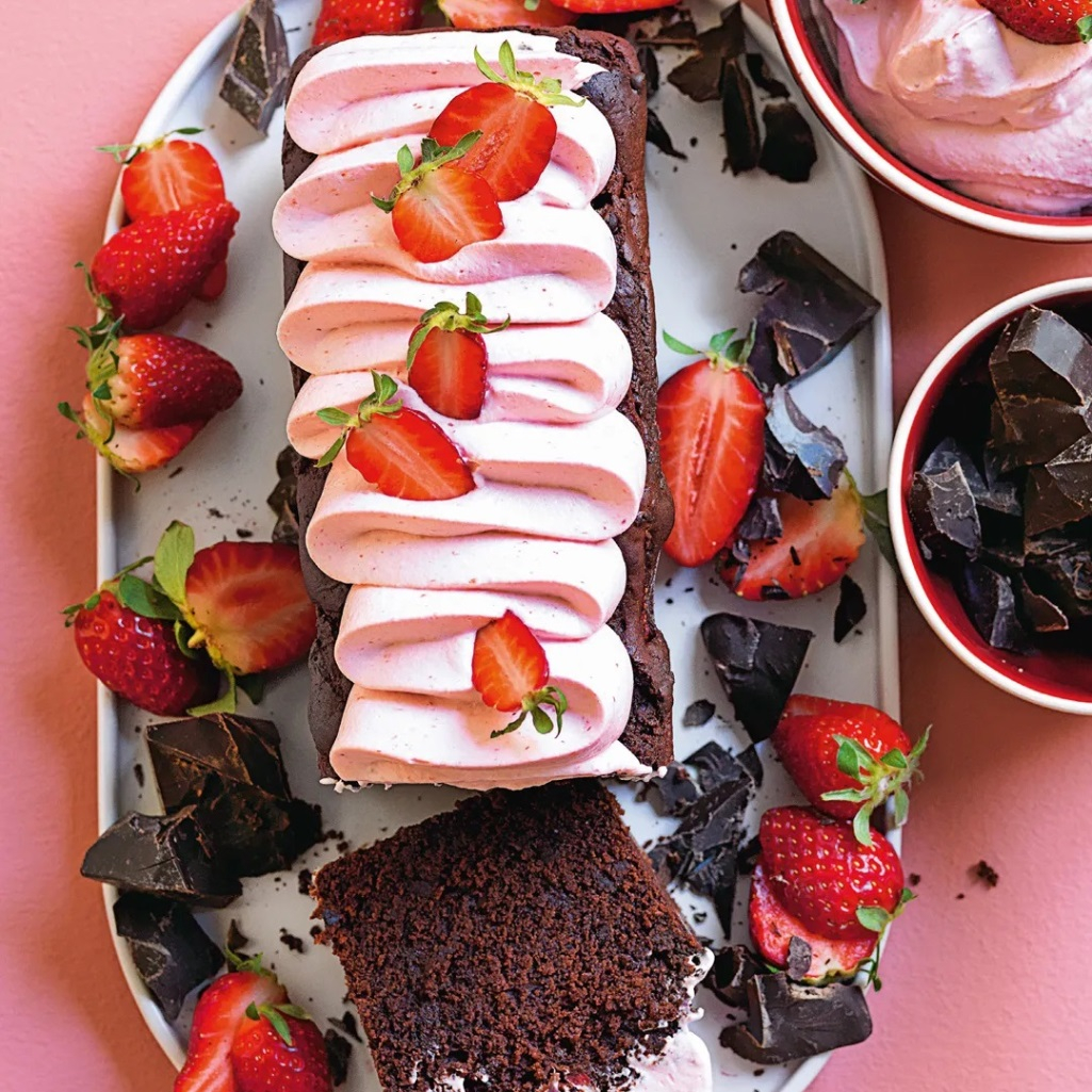 Vegan κέικ με κακάο και μους φράουλας