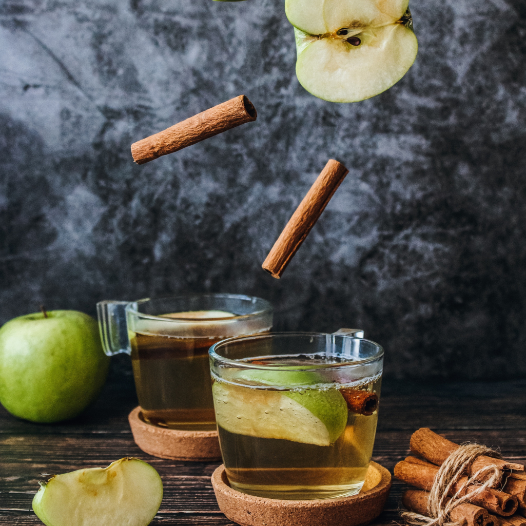Νερό με μηλόξυδο: 3 λόγοι που θα σε πείσουν να πίνεις αυτό το ρόφημα κάθε πρωί 