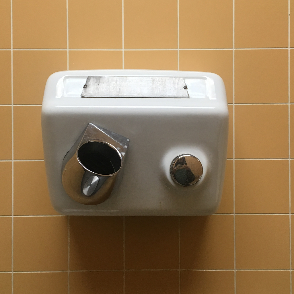 Πρόσεξε πού στεγνώνεις τα χέρια σου: Το TikTok βρήκε το πιο βρώμικο πράγμα στις δημόσιες τουαλέτες