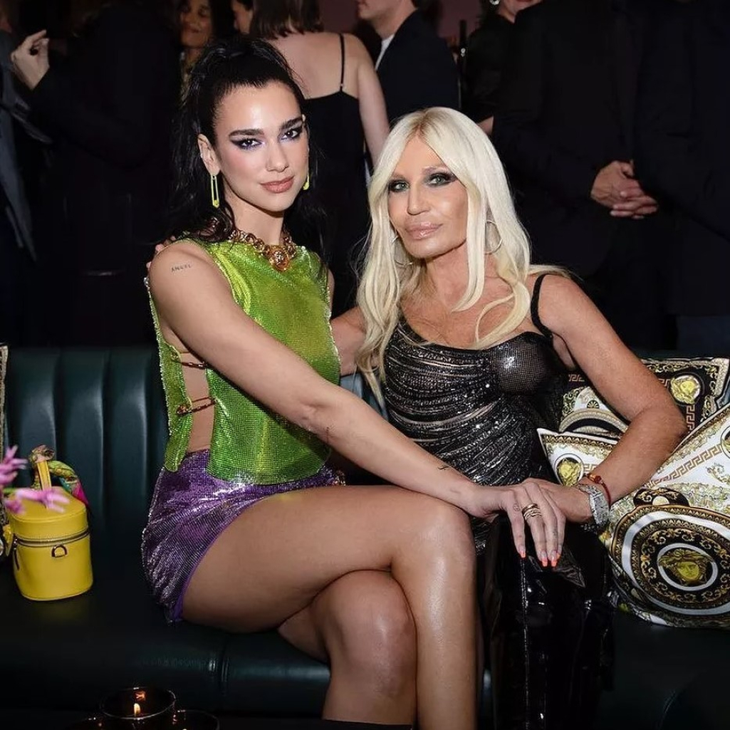 Η Dua Lipa και η Donatella Versace σχεδιάζουν μαζί συλλογή και «πάνε Κάννες»