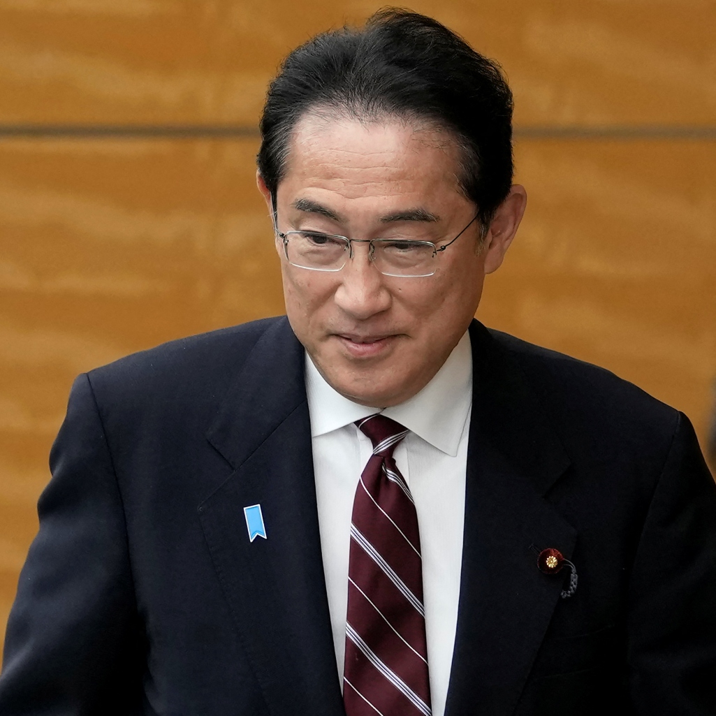 Ο Ιάπωνας πρωθυπουργός απέλυσε τον γιο του, για να σώσει την πολιτική του καριέρα