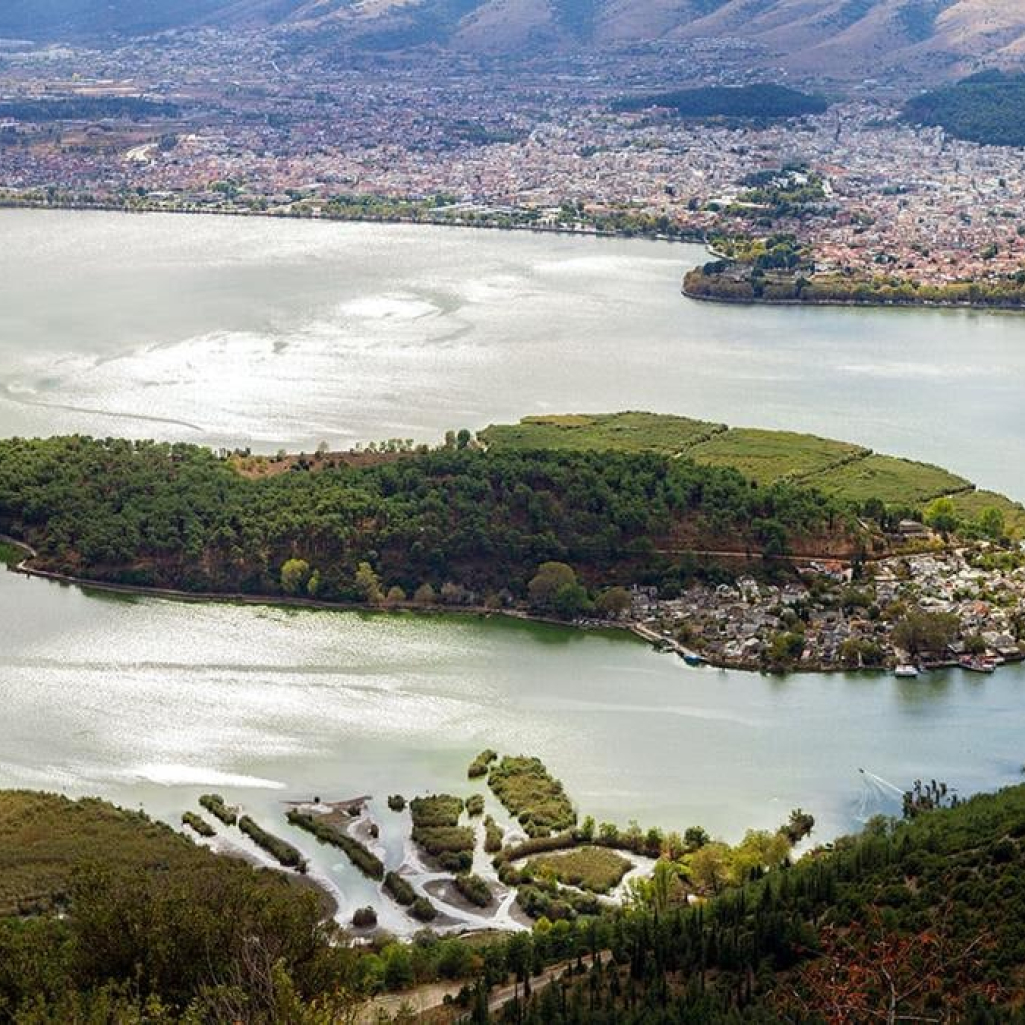 Plásmata ΙΙ: Η έκθεση της Στέγης ταξιδεύει στα Γιάννενα και καταλαμβάνει τη λίμνη Παμβώτιδα