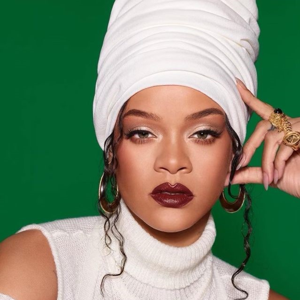 Y2K vibes: Το trend που θέλει να επαναφέρει η Rihanna φέρνει τα «πάνω- κάτω»