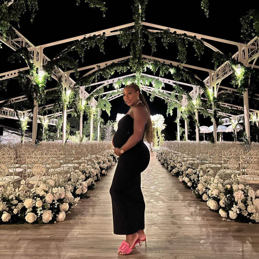 H Serena Williams δείχνει τη φουσκωμένη της κοιλιά σε διακοπές στην Ιταλία