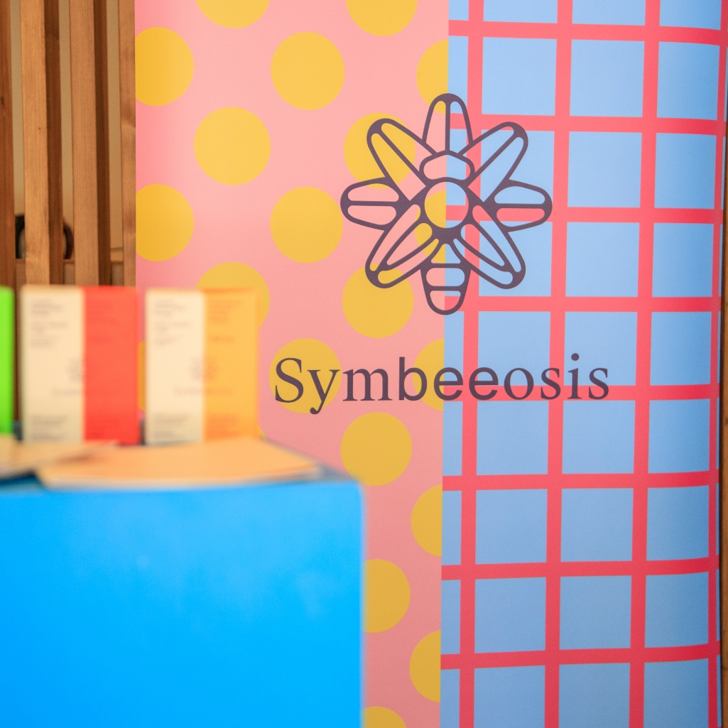 Η αρμονική συνύπαρξη της Symbeeosis με το δεύτερο Empowering Women by JennyGr