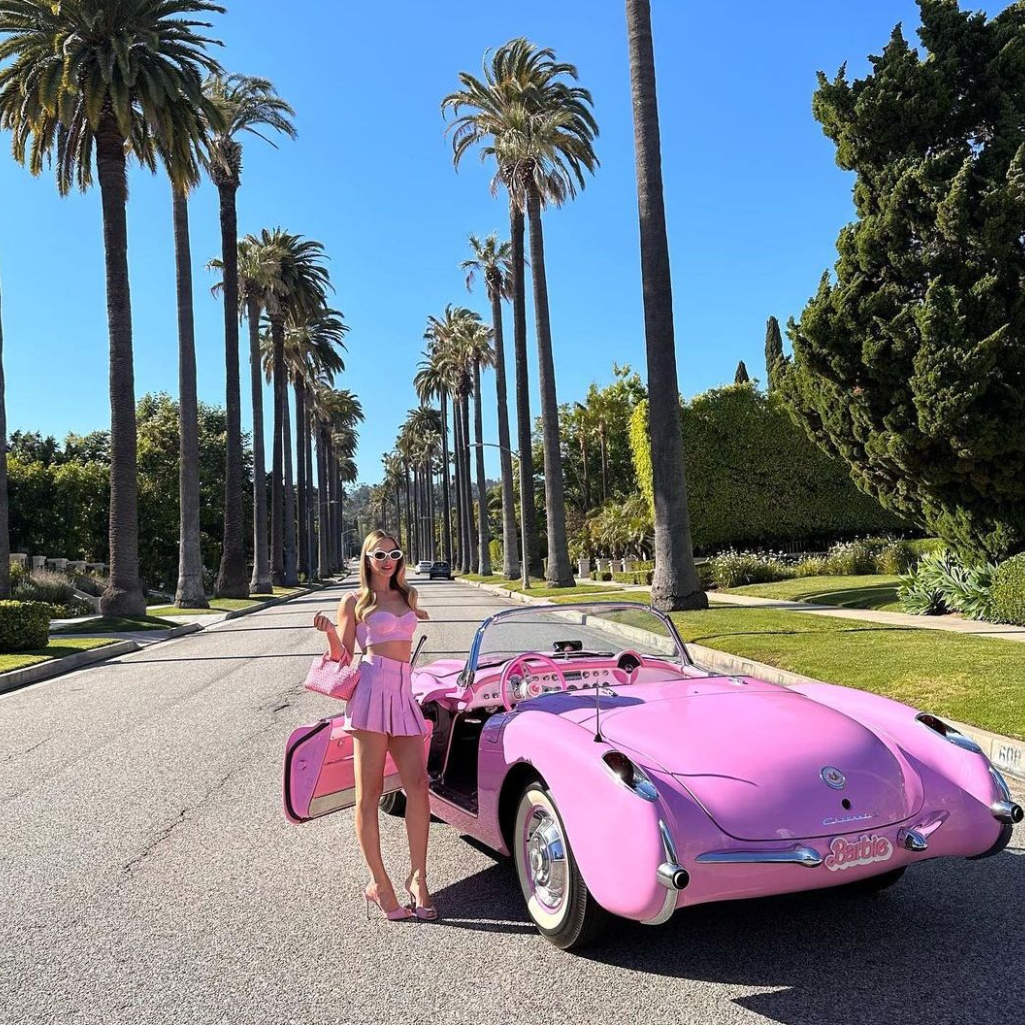 Barbie: Η Margot Robbie κυκλοφορεί στους δρόμους του Beverly Hills με ροζ κάμπριο και μίνι φούστα