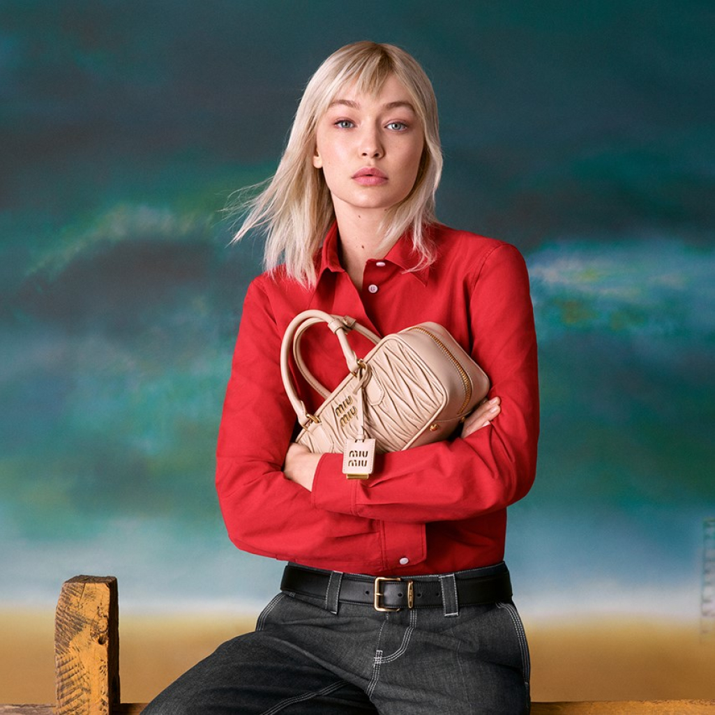 Miu Miu: Η Gigi Hadid, με πλατινέ mullet, στην καμπάνια της νέα τσάντας με το αρχαιοελληνικό όνομα
