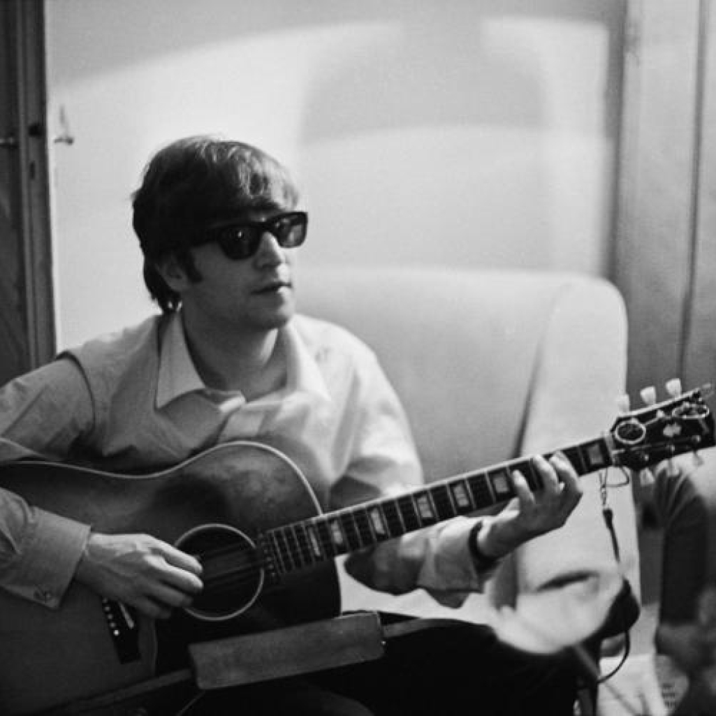 Η τεχνητή νοημοσύνη «ζωντανεύει» τη φωνή του John Lennon για τους Beatles