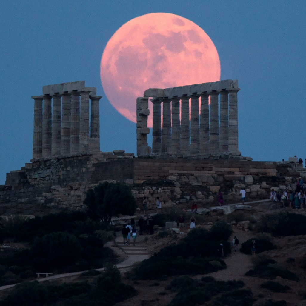 Πανσέληνος Ιουνίου: Σαγηνευτικές εικόνες πάνω από τον ναό του Ποσειδώνα