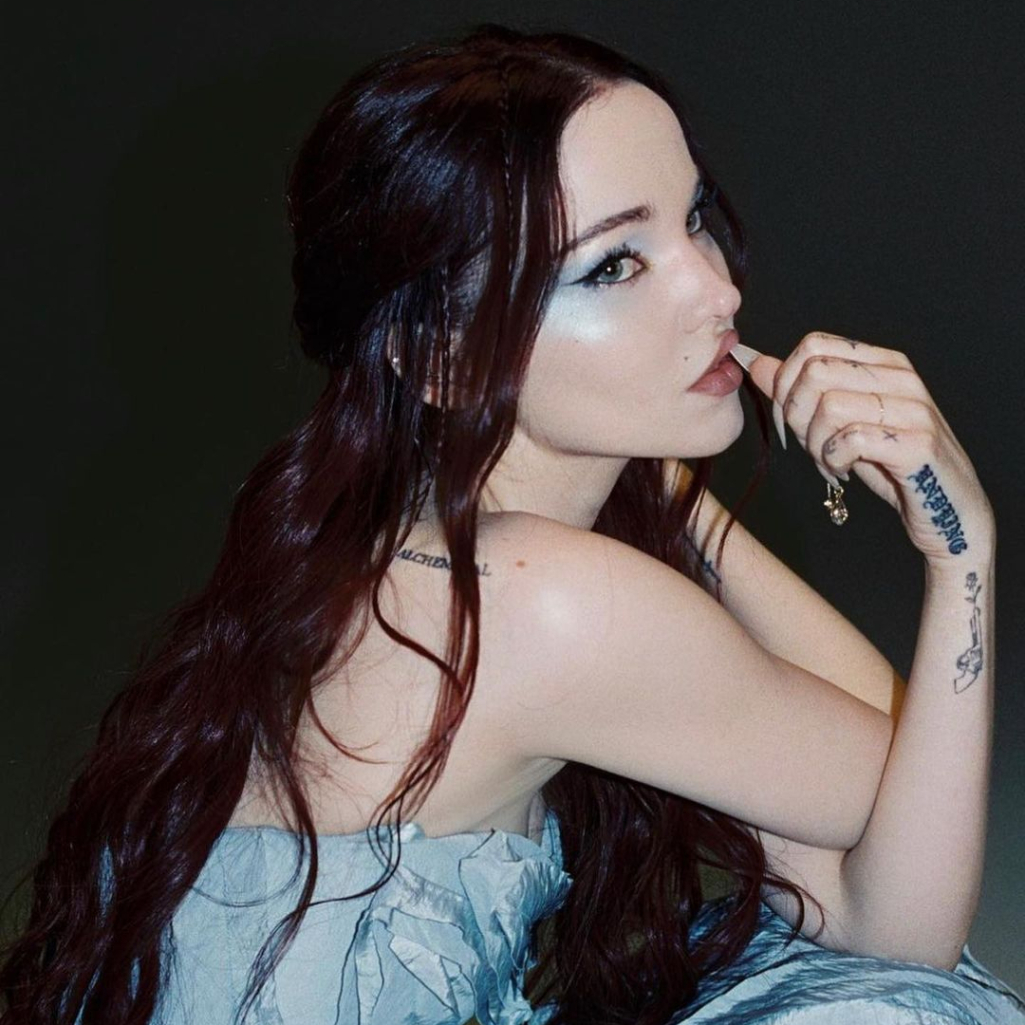 Witchy Brunette: Το πιο αντι-καλοκαιρινό χρώμα που έγινε τάση και σε κάνει (καλή) μάγισσα
