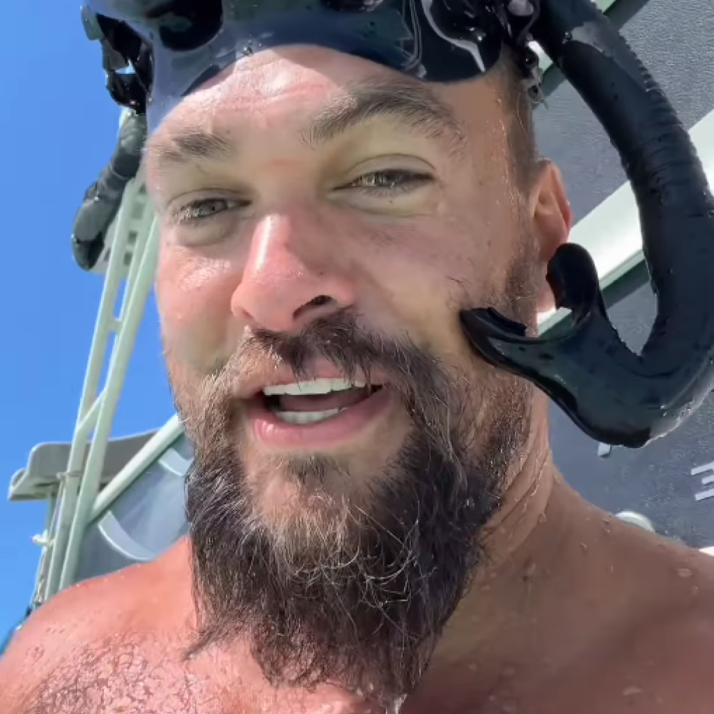 Ο Τζέισον Μομόα κολυμπάει με καρχαρίες στο πιο εντυπωσιακό βίντεο της ημέρας 