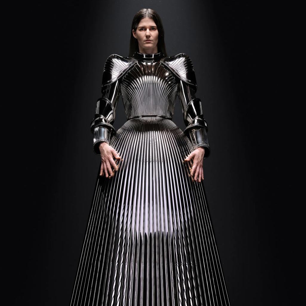 Balenciaga Couture: Ένα νυφικό που έμοιαζε με πανοπλία και η Ιζαμπέλ Ιπέρ στο catwalk